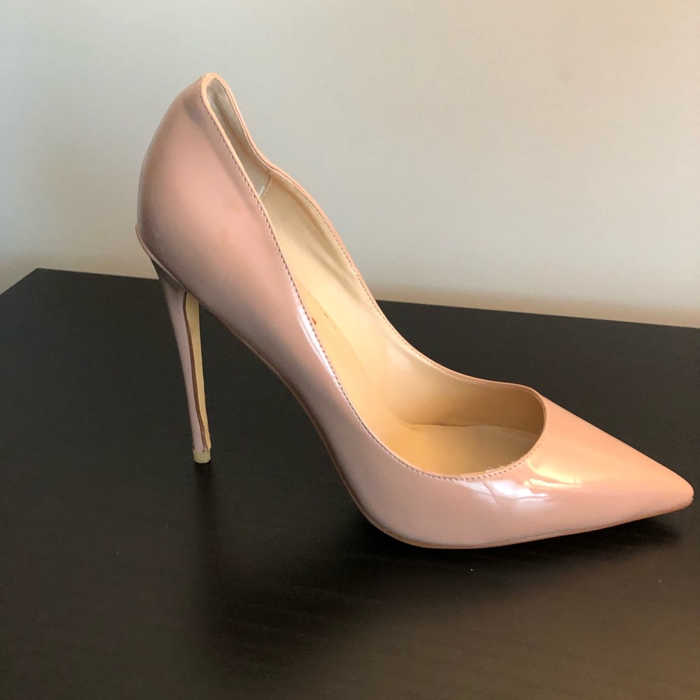 3.5-4 inch stiletto heel, runs narrow, worn twice